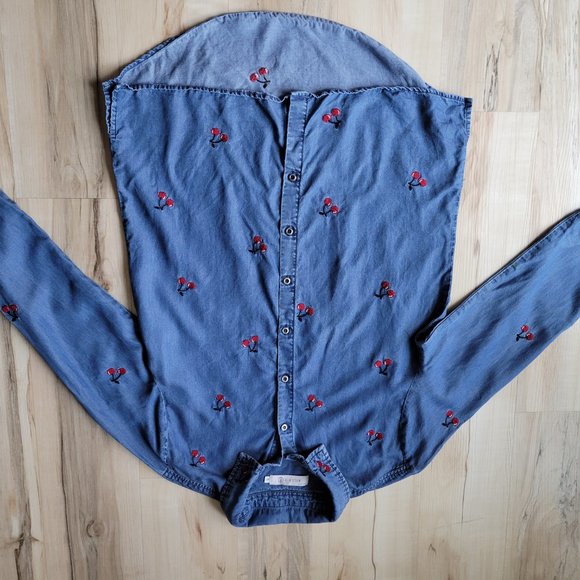 BILLY T Size Small Button Down Denim Shirt Cherry Pattern Blue Red Lyocell - Picture 2 of 11